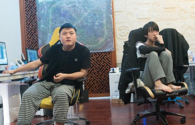过完年！Uzi发福发的厉害，可小明却依旧骨瘦如柴