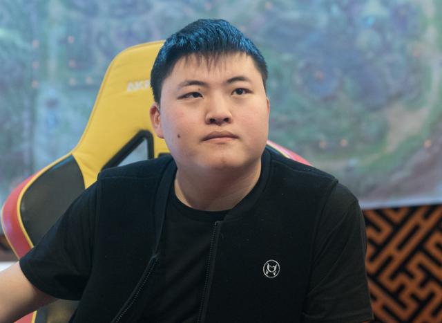过完年！Uzi发福发的厉害，可小明却依旧骨瘦如柴